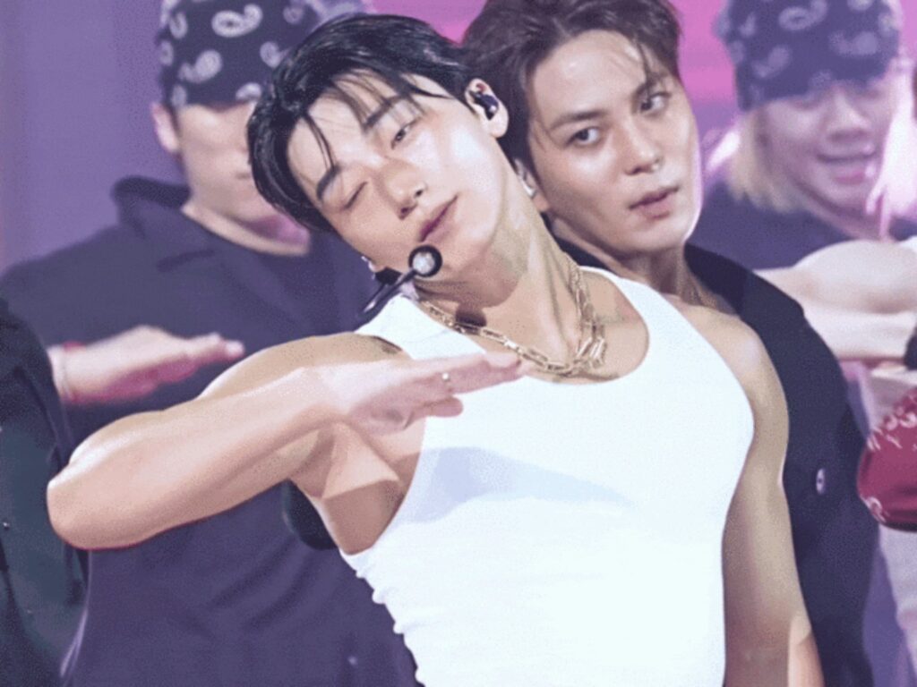 에이티즈 산 관련 글에 사용할 무대 밖 스타일의 남성 초상 이미지